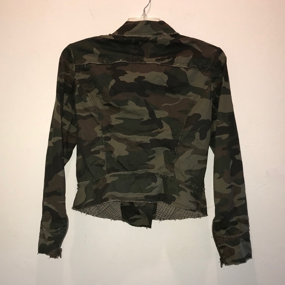 Ambition Camouflage Jacket. Large - image 7